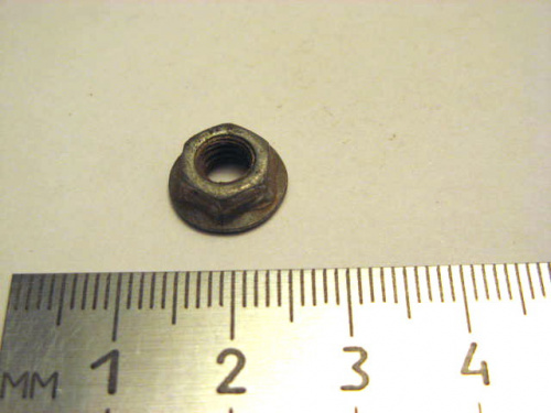 Гайка М5 с зубчатым буртиком (100) Гайка М5 с зубчатым буртиком (100)